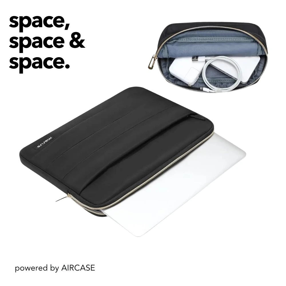 AIRCASE mit Laptop und Zubehör: Schwarze AIRCASE-Notebook-Hülle mit Laptop und Zubehör. Geöffnete Ansicht zeigt das weiche Innenfutter und Stauraum für Kabel und Ladegerät. Text: 'space, space & space' hebt die Geräumigkeit der Hülle hervor.