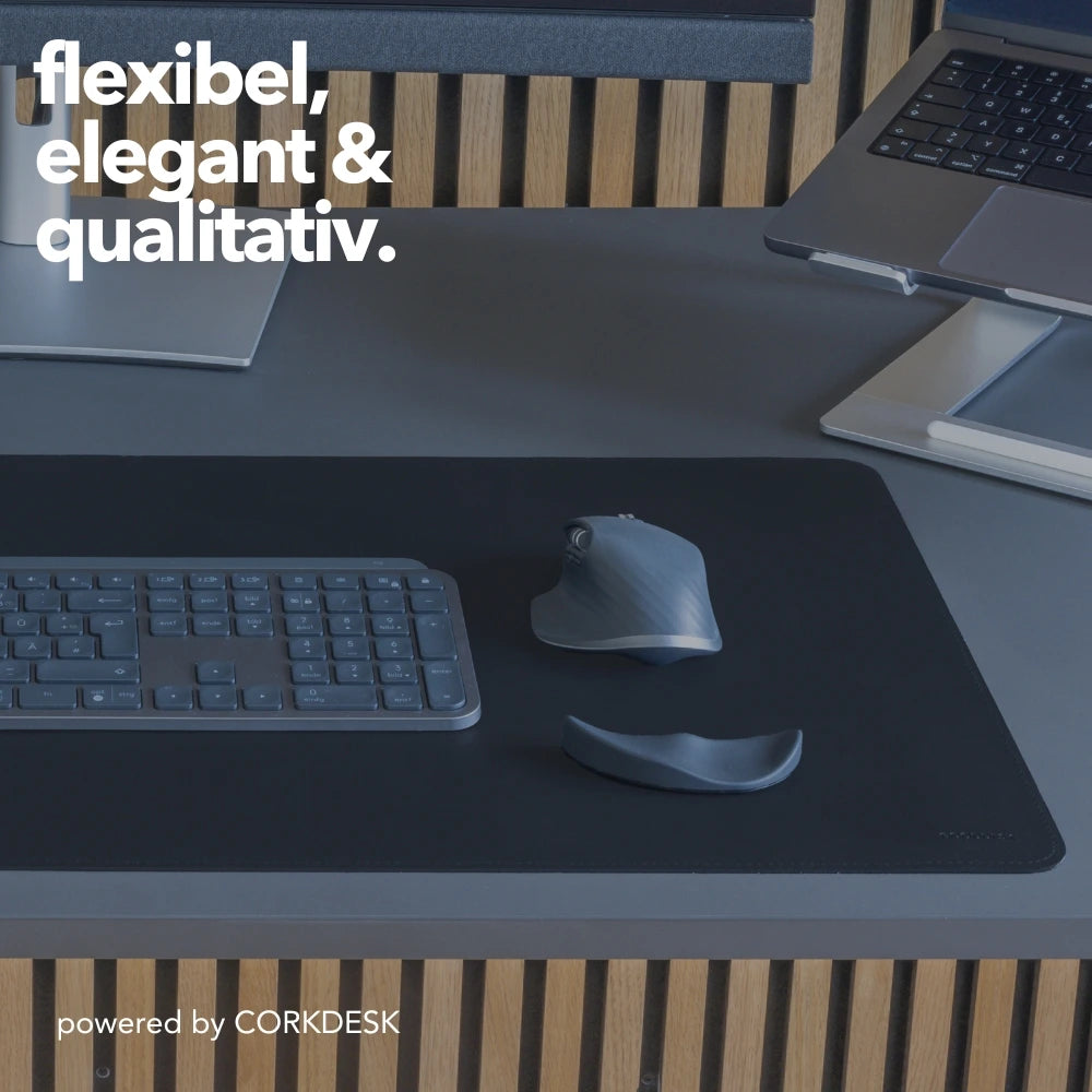 Eleganter Arbeitsplatz mit langlebiger MATDESK Schreibtischunterlage, hochwertigem Design und passendem Zubehör wie Tastatur und ergonomischer Maus, ideal für effizientes Arbeiten.